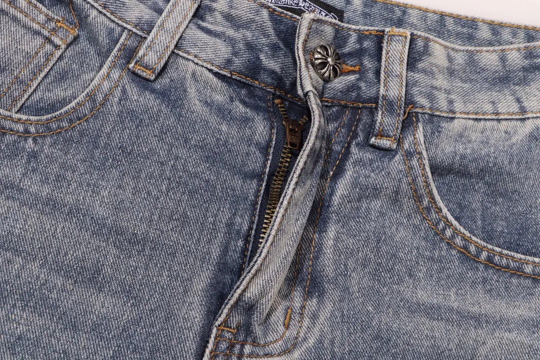 P250 style number: H432 Chrome Hearts CH Chrome Hearts heavy industry damaged ripped high street jeans exude uninhibited personality and unique charm. Every wear and tear is carefully designed to present a unique artistic feel. Made of imported denim fabric, which has undergone heavy industrial washing and destruction treatment, the trousers show a super cool effect on the upper body, allowing you to dominate the fashion stage.  This is more than just a pair of jeans, it is an expression of attitude. With its unique design concept and ultimate pursuit of details, Croxin breaks traditional boundaries and defines the jeans trend in the new era. The trousers are made of double-layer woven fabric and matched with customized hardware, showing an incomparably beautiful and unique style, making every wearer the focus of fashion. Imported denim fabric, super heavy-duty washed and damaged, the upper body is super cool! Customized hardware, incomparably good-looking model. The production process is difficult. It has a high-street feel. Color: blue Size: S M L XL XXL